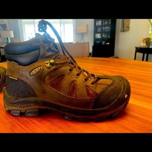 Keen waterproof steel toe boots. Size 9.5.
